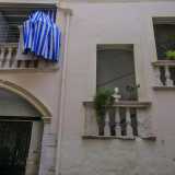Sulla sinistra invece un ampio arcone d� accesso alla scalinata di palazzo Zeuli, impreziosita e illuminata da alcune finestre rettangolari con eleganti balaustre...
